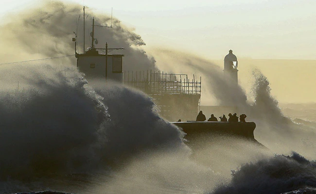 Millions Tune in to Watch Pilots Land in London as Storm Eunice Rages Across Eur by gshakir