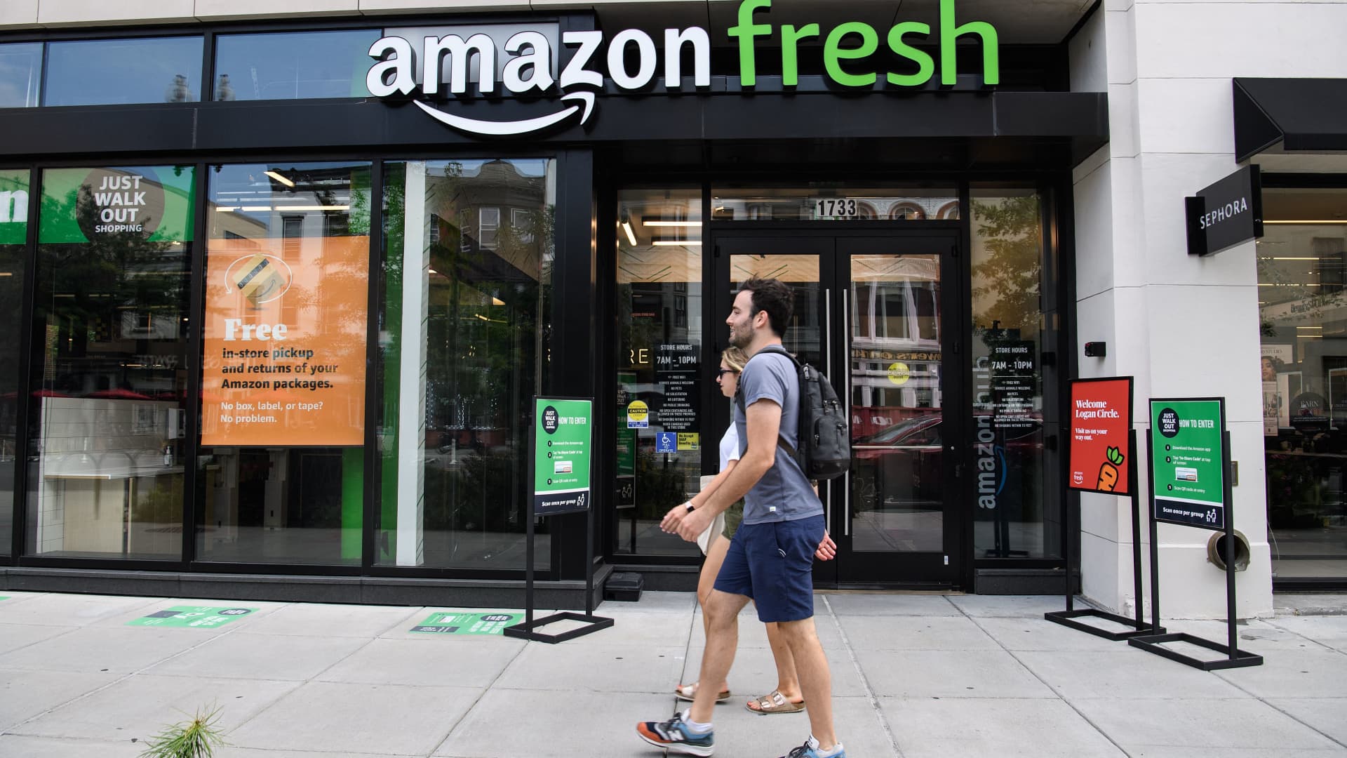 Amazon cuts jobs at Fresh grocery stores by mfiguiere